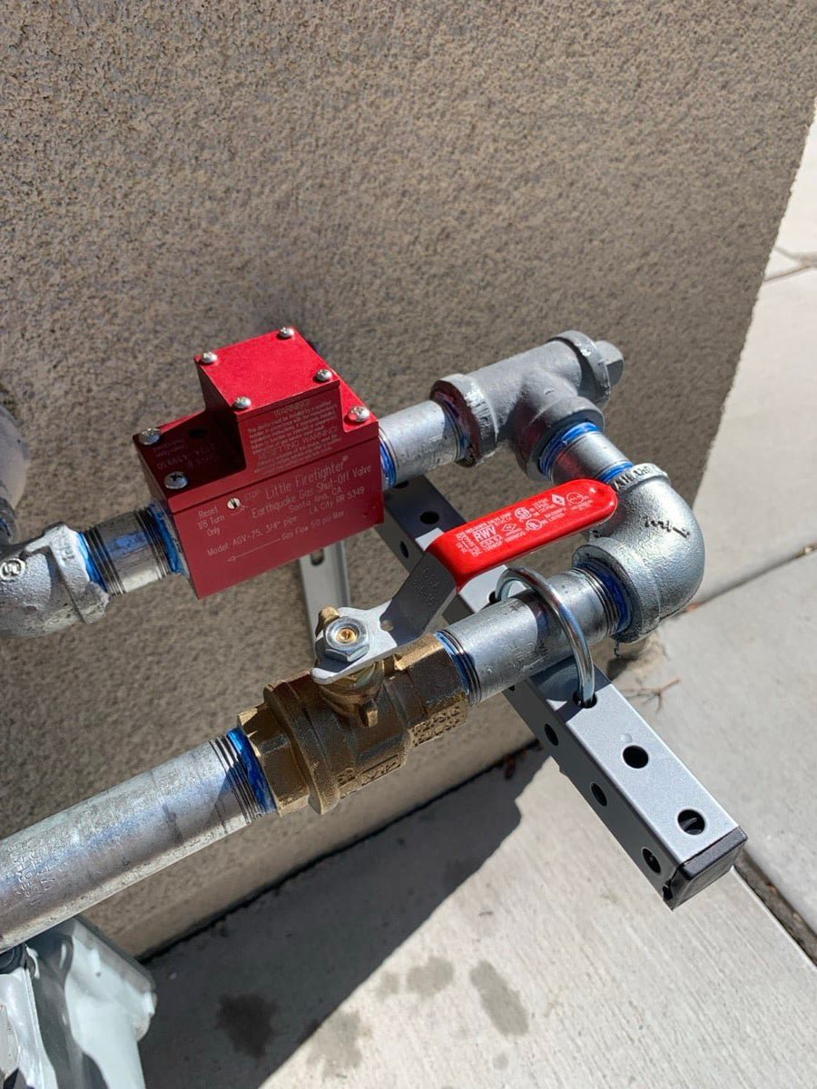 Seismic gas shut-off valve on a gas line