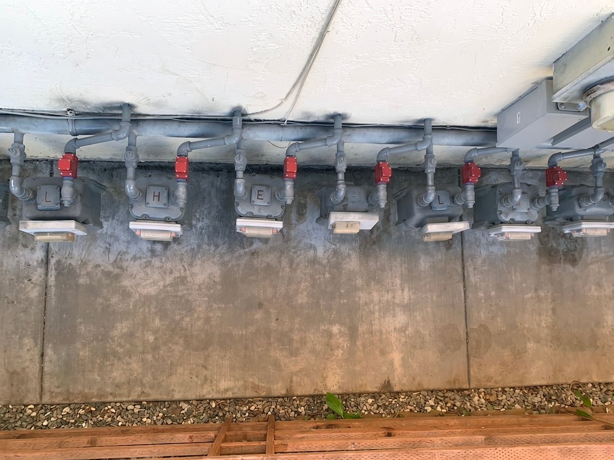 Multi-unit gas meter manifold